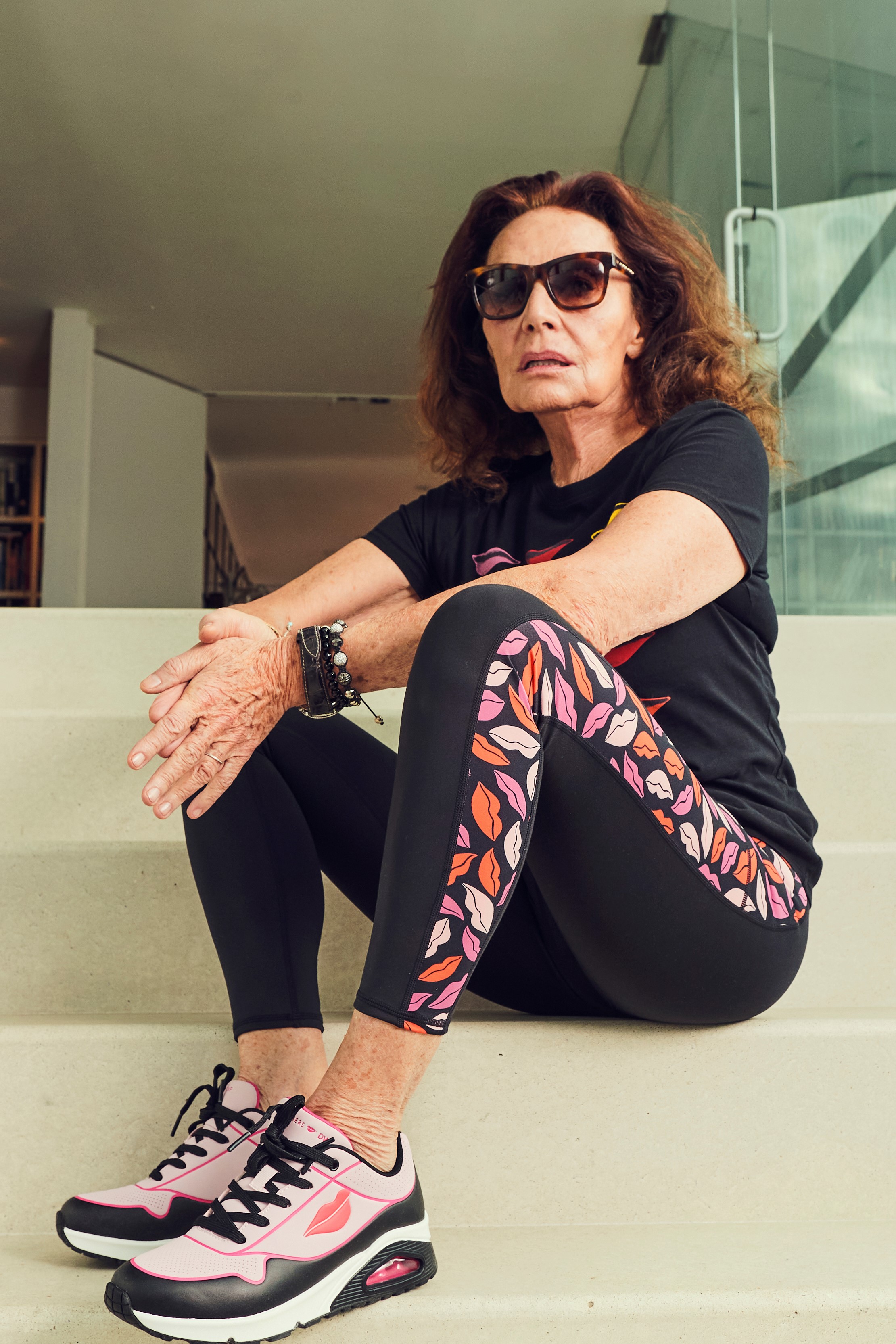 SKECHERS 和 Diane von Furstenberg合作推出鞋類和服飾聯名系列 